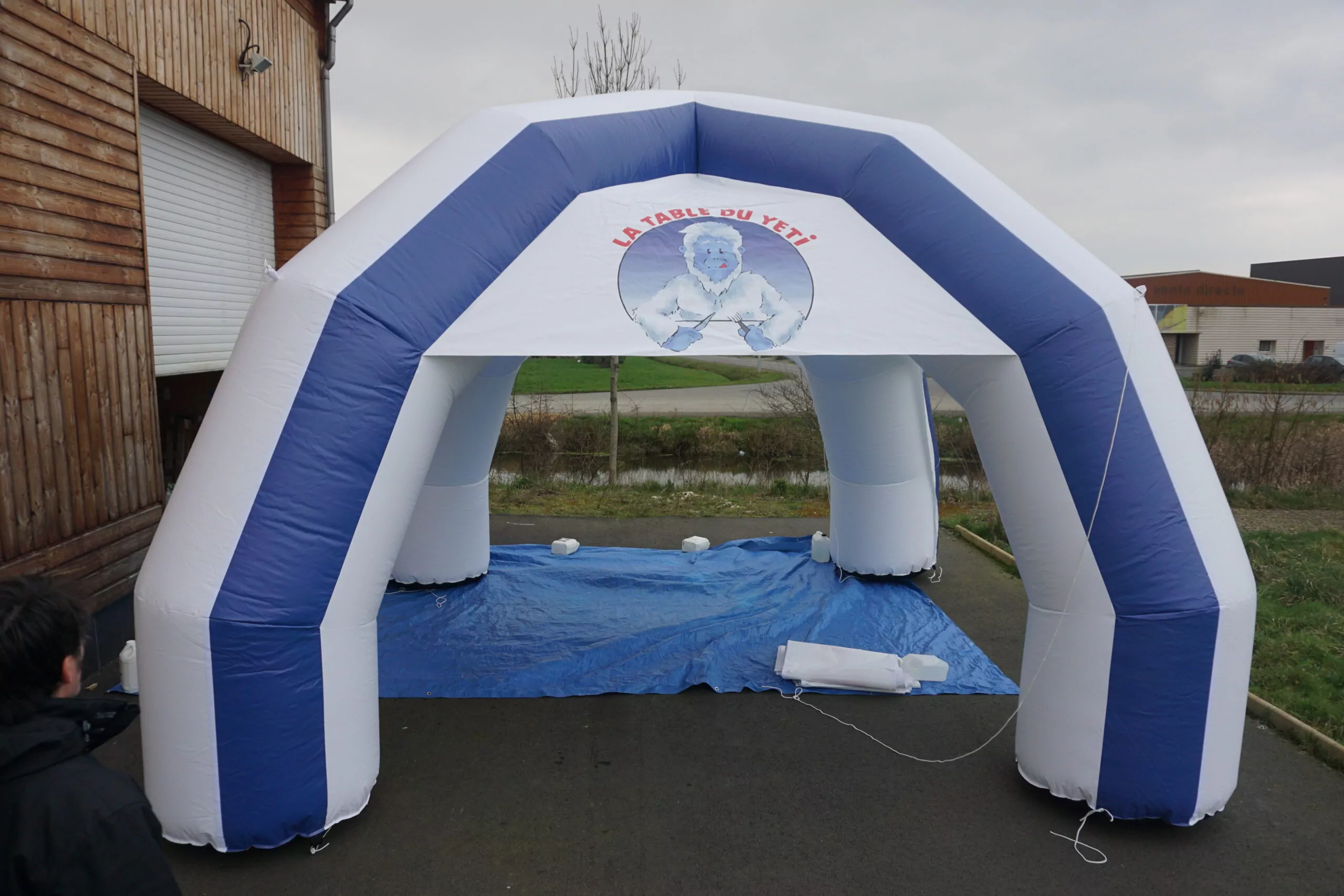 Tente 5,50m auto-ventilée La Table du Yéti, bleu et blanche